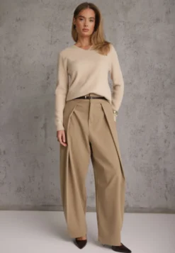 Beżowy Sweter z Wełną w Minimalistycznym Stylu Joslina