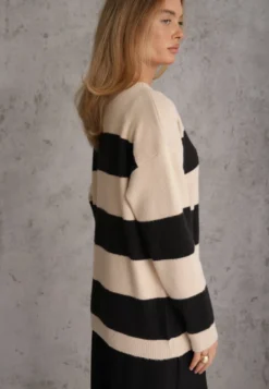 Beżowy Sweter z Wełną w Szerokie Paski Gordaina