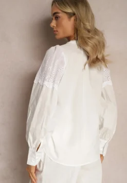 Biała Bawełniana Koszula w Stylu Retro ze Stójką Ozdobiona Ażurowymi Wstawkami Hesllema