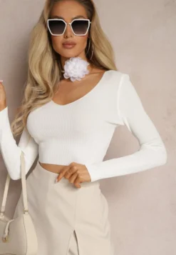 Biała Prążkowana Bluzka o Krótkim Fasonie Choker z Kwiatem w Komplecie Laindera