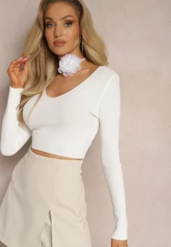 Biała Prążkowana Bluzka o Krótkim Fasonie Choker z Kwiatem w Komplecie Laindera