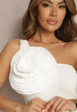 Biała Sukienka Bodycon z Asymetryczną Górą Ozdobioną Dużą Aplikacją Kwiatem Pielina
