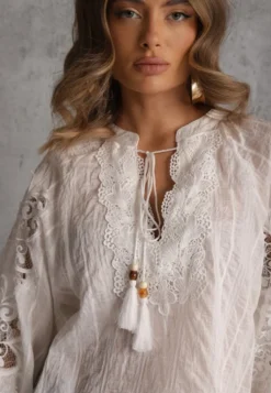 Biała Wiązana Bluzka w Stylu Boho z Tencelu z Koralikami i Koronką Helotis