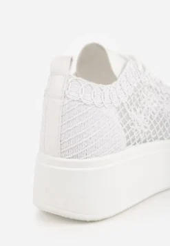 Białe Ażurowe Sneakersy Vices na Platformie Halvisa