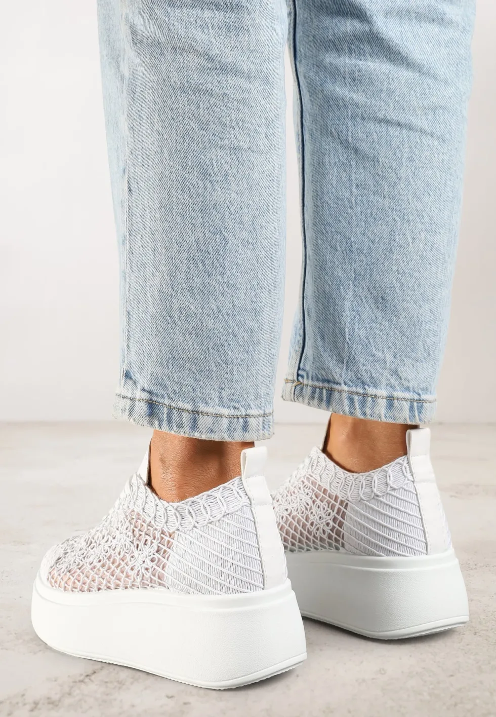 Białe Ażurowe Sneakersy Vices na Platformie Halvisa