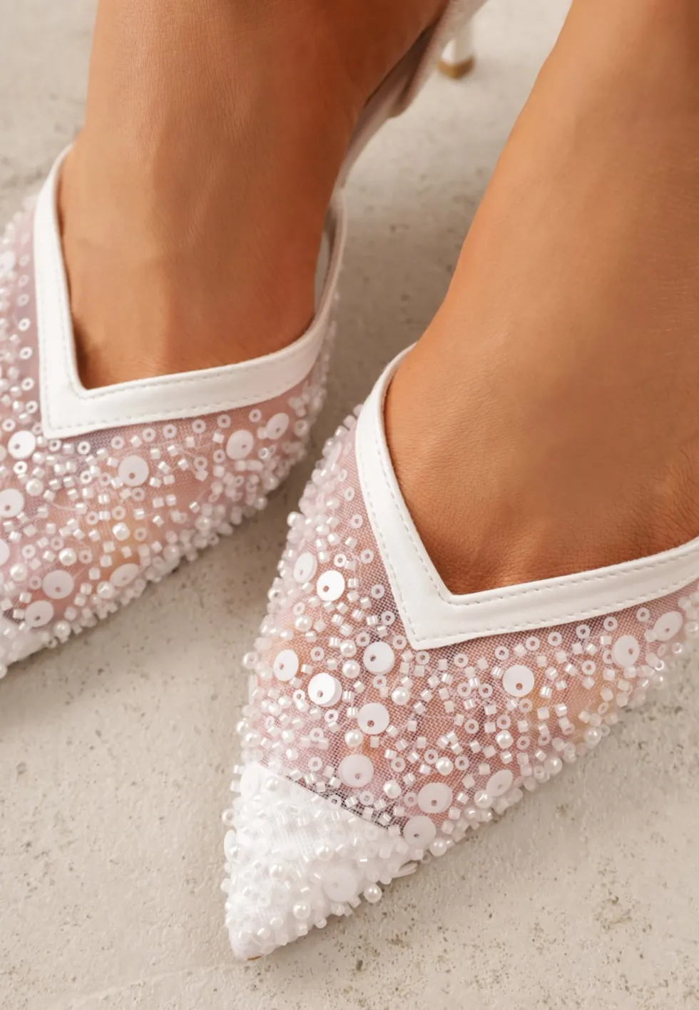 Białe Cekinowe Czółenka VICES Slingback na Szpilce z Noskiem w Szpic Ozdobione Perłami i Koralikami Kleomene