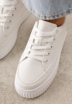 Białe Chunky Sneakersy na Tłoczonej Platformie Trianne