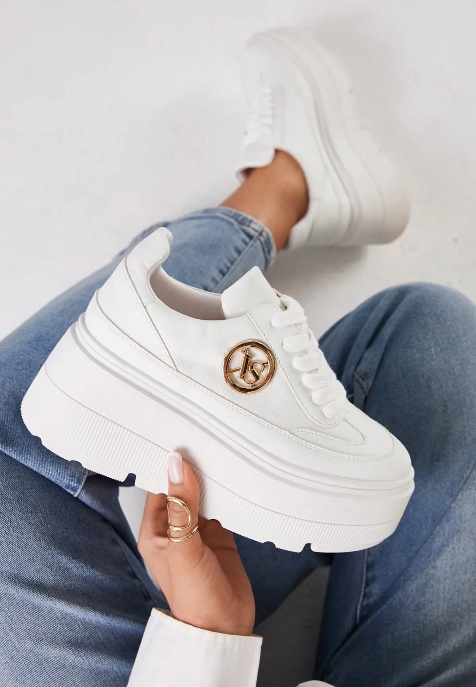 Białe Chunky Sneakersy Vices na Platformie z Okrągłym Detalem Sedvira
