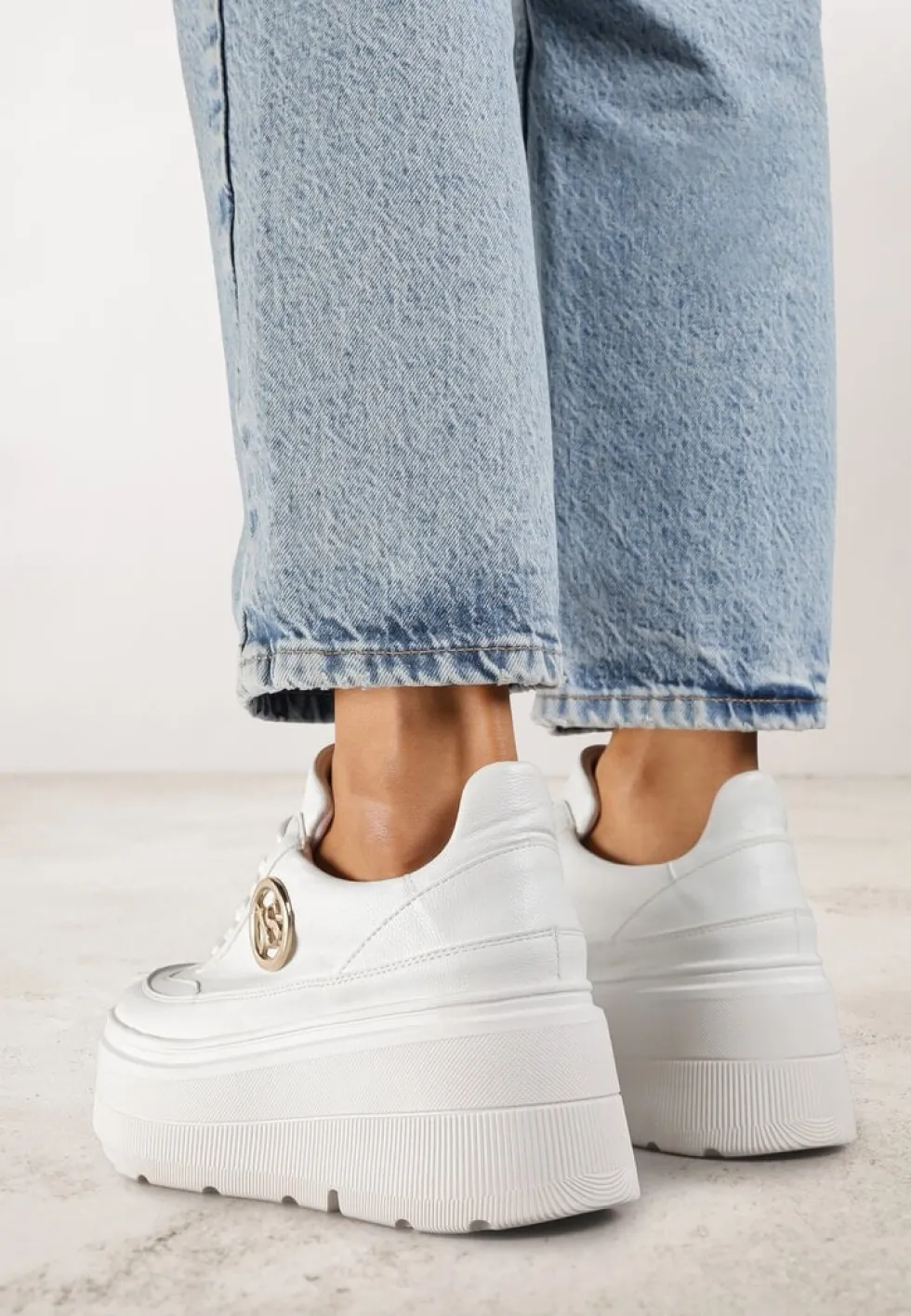 Białe Chunky Sneakersy Vices na Platformie z Okrągłym Detalem Sedvira