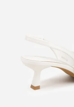 Białe Czółenka Sandały Vices na Kaczuszce Typu Slingback Ozdobione Metaliczną Aplikacją Lilarunea
