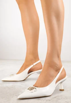 Białe Czółenka Sandały Vices na Kaczuszce Typu Slingback Ozdobione Metaliczną Aplikacją Lilarunea