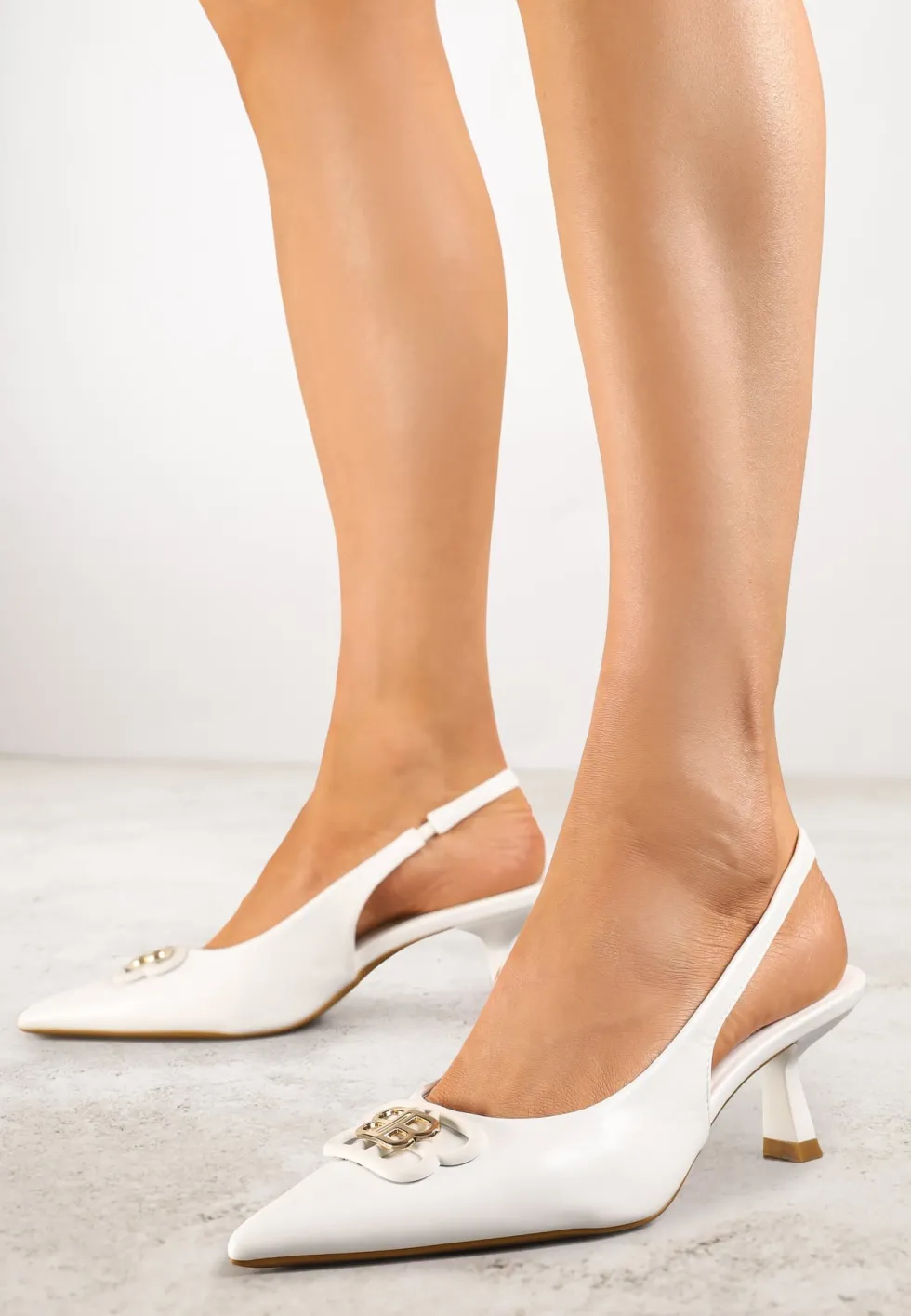 Białe Czółenka Sandały Vices na Kaczuszce Typu Slingback Ozdobione Metaliczną Aplikacją Lilarunea