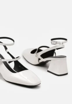 Białe Czółenka Slingback z Lakierowanej Imitacji Skóry z Dwiema Sprzączkami Frantalia