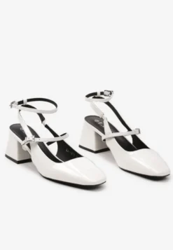 Białe Czółenka Slingback z Lakierowanej Imitacji Skóry z Dwiema Sprzączkami Frantalia