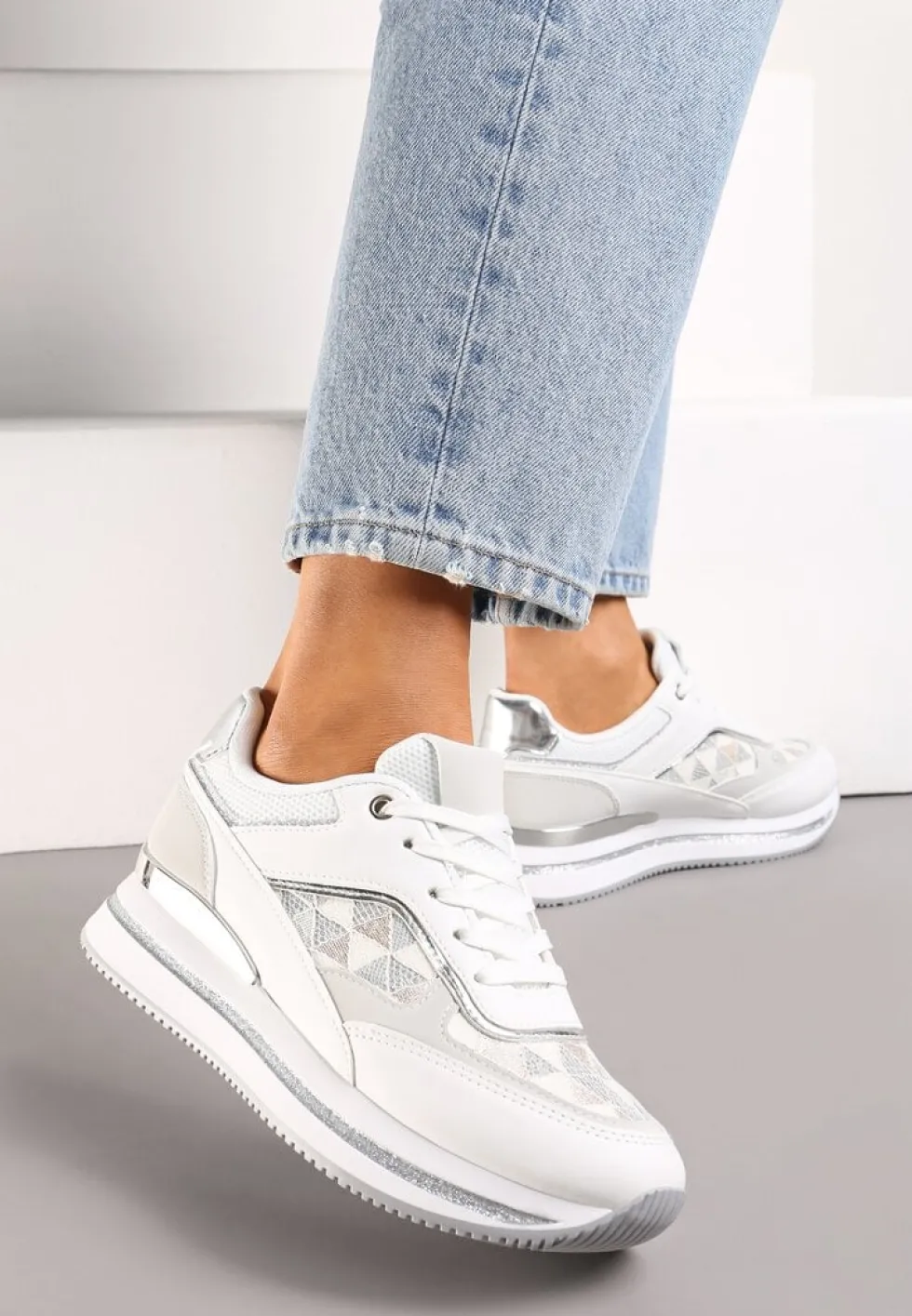 Białe Eleganckie Sneakersy z Brokatem i Metalicznymi Naszywkami Desmerana