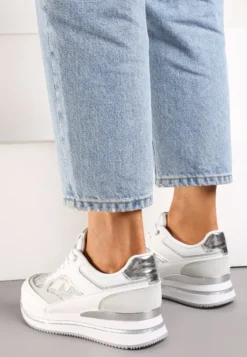 Białe Eleganckie Sneakersy z Brokatem i Metalicznymi Naszywkami Desmerana