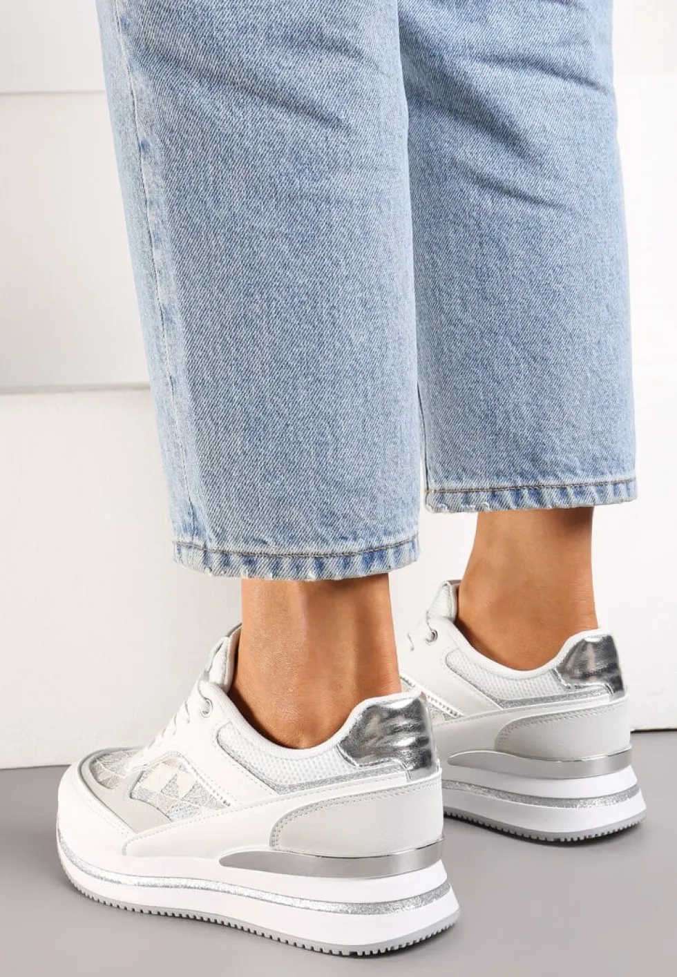 Białe Eleganckie Sneakersy z Brokatem i Metalicznymi Naszywkami Desmerana