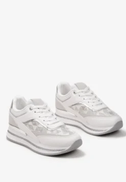 Białe Eleganckie Sneakersy z Brokatem i Metalicznymi Naszywkami Desmerana