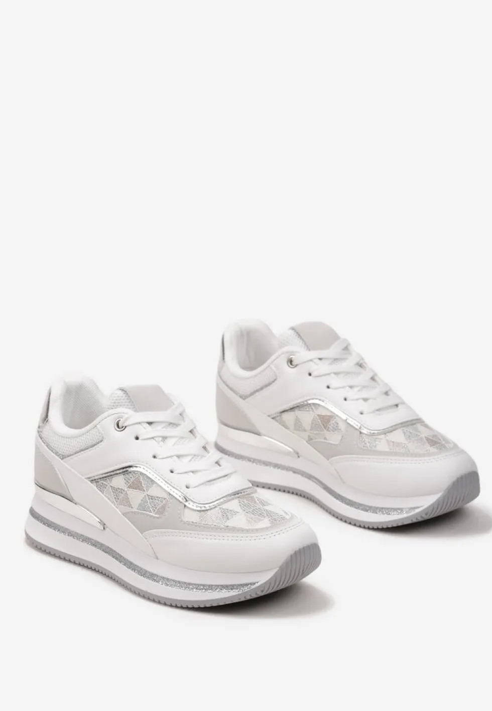 Białe Eleganckie Sneakersy z Brokatem i Metalicznymi Naszywkami Desmerana