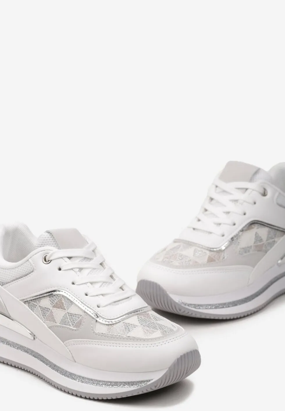 Białe Eleganckie Sneakersy z Brokatem i Metalicznymi Naszywkami Desmerana