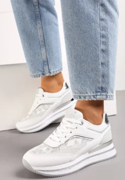 Białe Eleganckie Sneakersy z Brokatem i Metalicznymi Naszywkami Desmerana