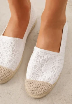 Białe Espadryle z Koronkową Cholewką i Podeszwą z Plecionki Marilex