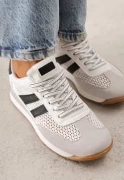 Białe Klasyczne Sneakersy Zdobione Siateczkowymi Wstawkami Eilshoy