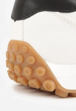 Białe Klasyczne Sneakersy Zdobione Siateczkowymi Wstawkami Eilshoy