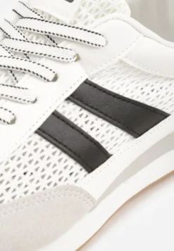 Białe Klasyczne Sneakersy Zdobione Siateczkowymi Wstawkami Eilshoy