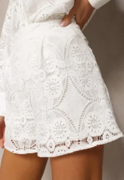 Białe Koronkowe Szorty High Waist przed Kolano Leporiana