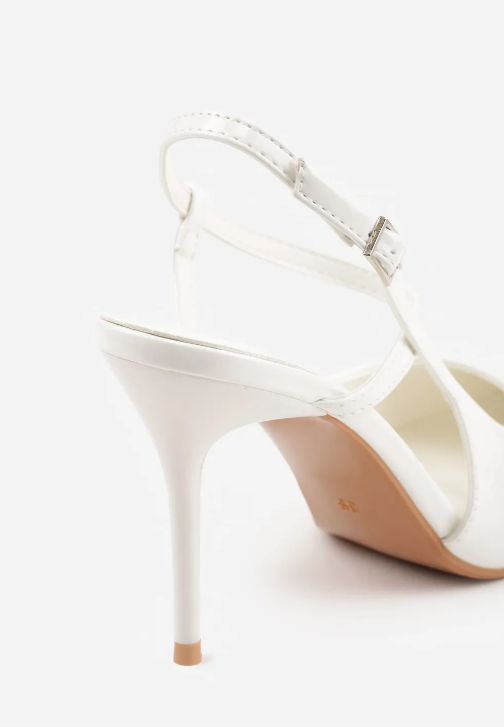 Białe Lakierowane Szpilki z Paskiem Wokół Kostki w Eleganckim Stylu Orinania