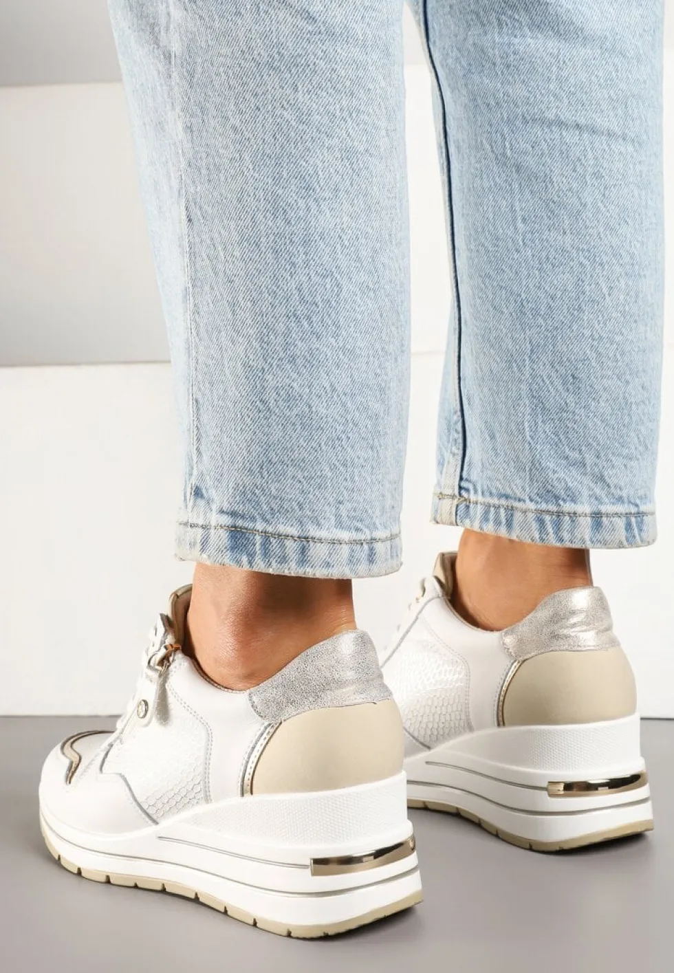 Białe Metaliczne Sneakersy ze Skóry Naturalnej na Koturnie z Ozdobnym Suwakiem Tarivone
