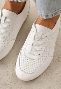 Białe Minimalistyczne Sneakersy Zamszowe ze Skórzaną Wkładką i Perforacją Zaehlisa