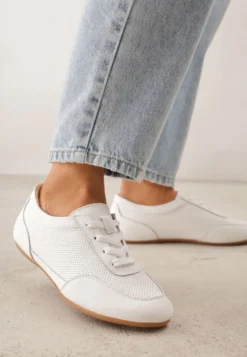 Białe Minimalistyczne Sneakersy Zamszowe ze Skórzaną Wkładką i Perforacją Zaehlisa