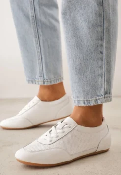 Białe Minimalistyczne Sneakersy Zamszowe ze Skórzaną Wkładką i Perforacją Zaehlisa