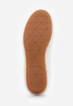 Białe Minimalistyczne Sneakersy Zamszowe ze Skórzaną Wkładką i Perforacją Zaehlisa