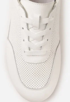 Białe Minimalistyczne Sneakersy Zamszowe ze Skórzaną Wkładką i Perforacją Zaehlisa