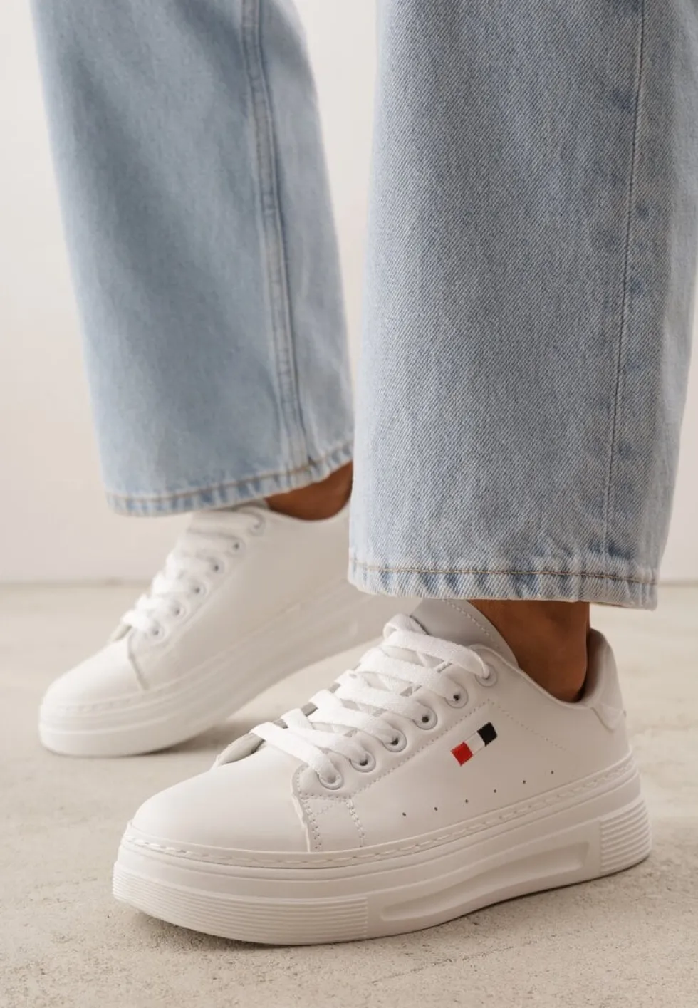 Białe Minimalistyczne Sneakersy VICES o Fasonie Tenisówek na Platformie Halanatea