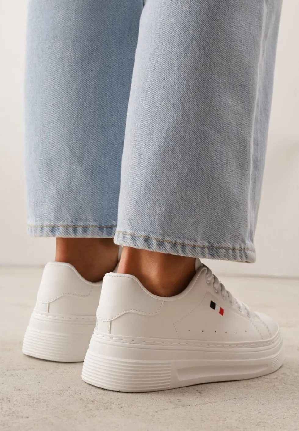 Białe Minimalistyczne Sneakersy VICES o Fasonie Tenisówek na Platformie Halanatea