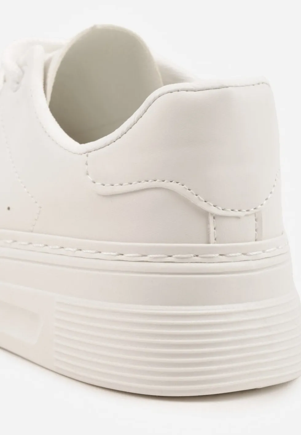 Białe Minimalistyczne Sneakersy VICES o Fasonie Tenisówek na Platformie Halanatea