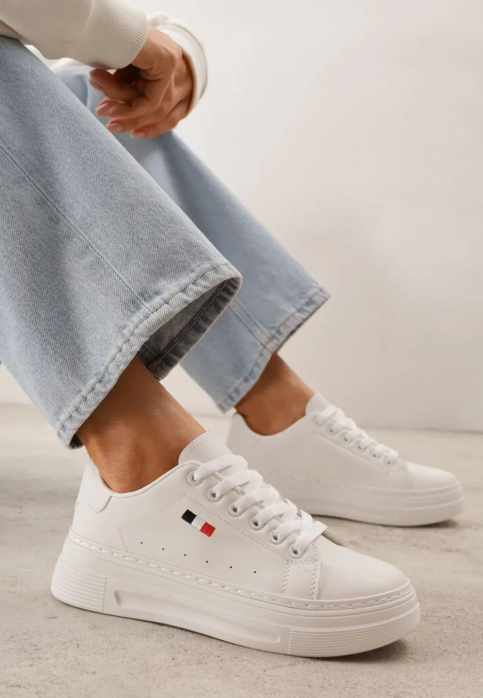 Białe Minimalistyczne Sneakersy VICES o Fasonie Tenisówek na Platformie Halanatea
