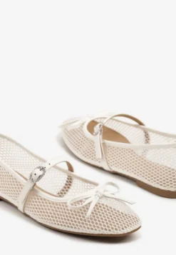 Białe Siateczkowe Balerinki Vices z Paskiem z Klamrą i Ozdobną Kokardką Niladiela
