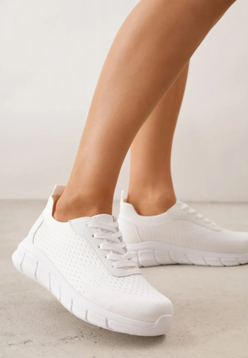 Białe Siateczkowe Buty Sportowe na Piankowej Podeszwie z Tłoczeniami Nisitia