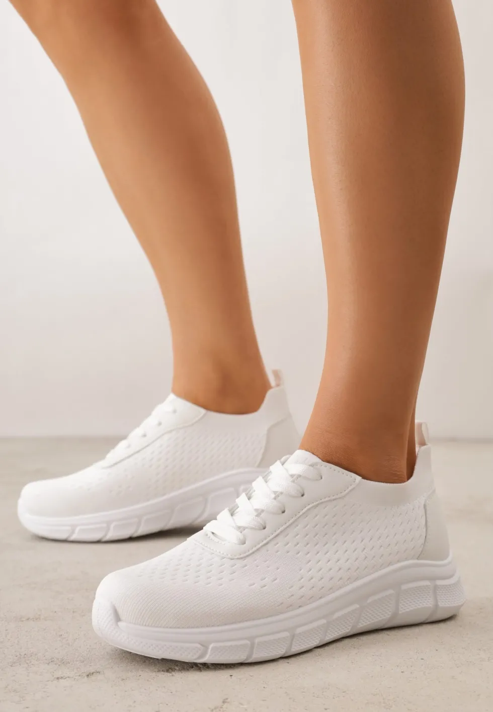 Białe Siateczkowe Buty Sportowe na Piankowej Podeszwie z Tłoczeniami Nisitia