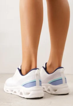 Białe Siateczkowe Buty Sportowe na Podeszwie z Otworami Quilvia