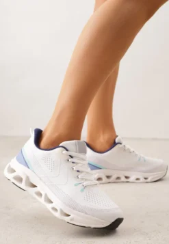 Białe Siateczkowe Buty Sportowe na Podeszwie z Otworami Quilvia