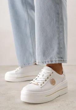 Białe Skórzane Sneakersy na Koturnie Ozdobione Metalicznymi Aplikacjami Acaledice