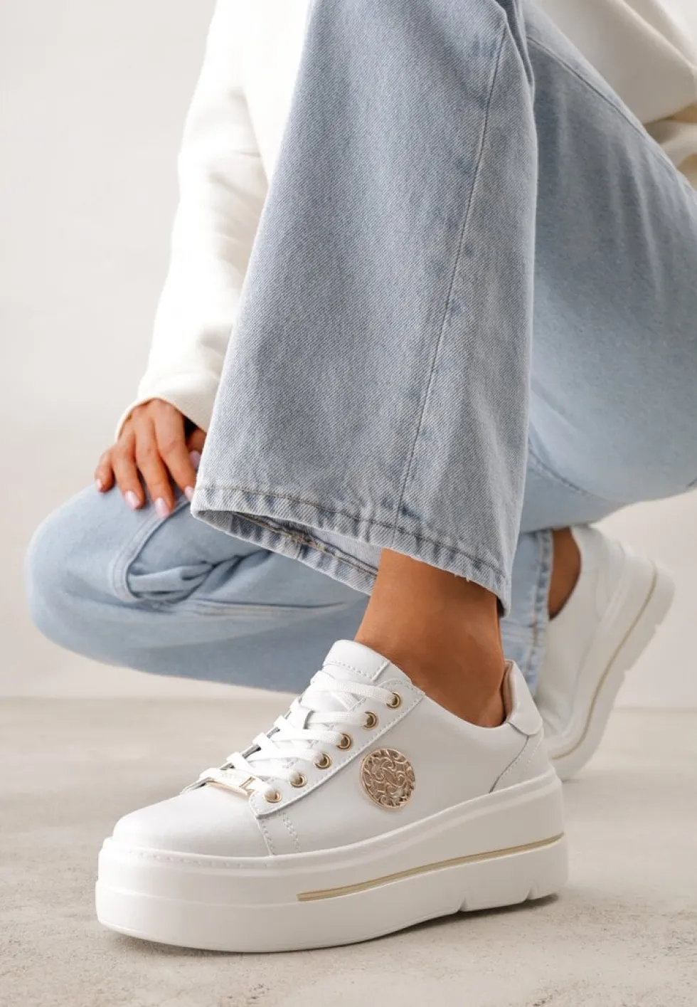Białe Skórzane Sneakersy na Koturnie Ozdobione Metalicznymi Aplikacjami Acaledice