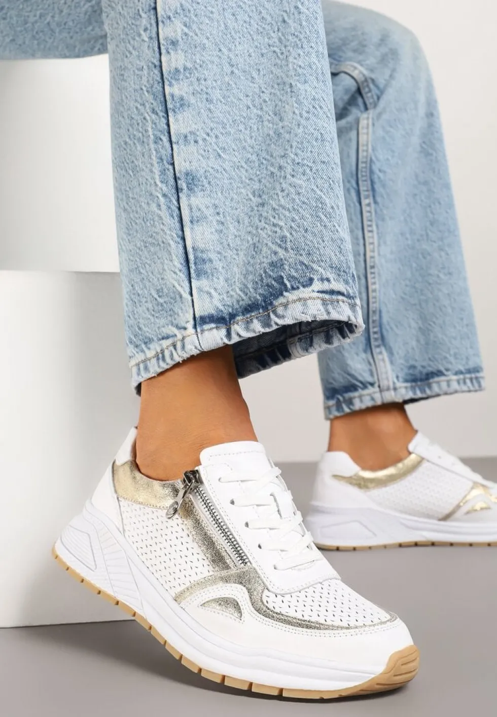 Białe Skórzane Sneakersy z Ozdobną Perforacją i Suwakiem Amiriella
