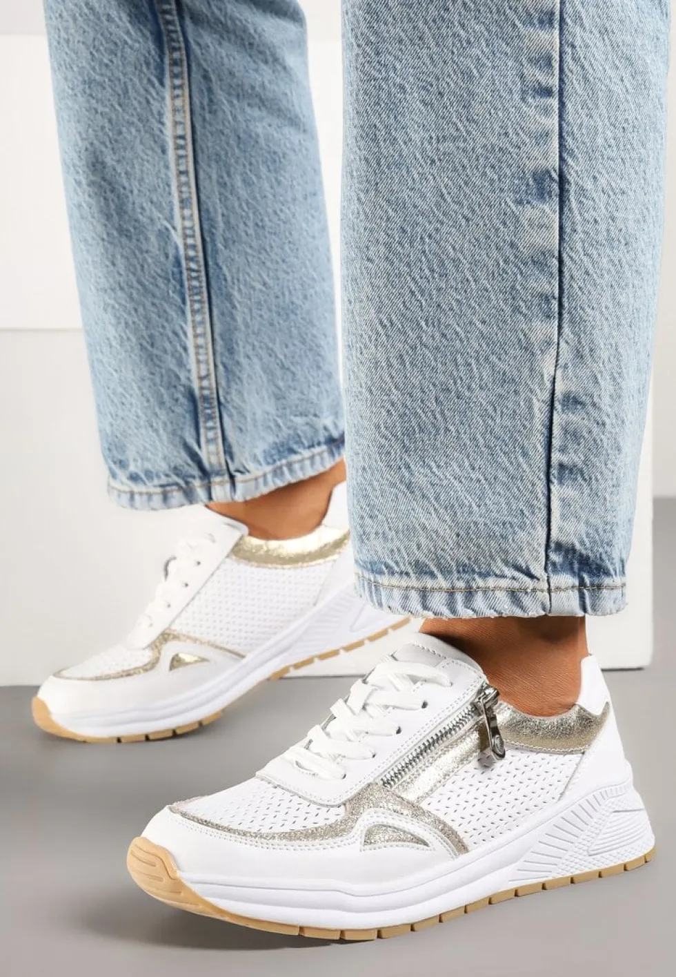 Białe Skórzane Sneakersy z Ozdobną Perforacją i Suwakiem Amiriella